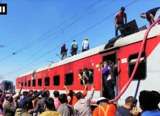 गांधीधाम-पुरी एक्सप्रेस की पेंट्री कार में लगी आग,सभी यात्री सुरक्षित गांधीधाम-पुरी एक्सप्रेस की पेंट्री कार में लगी आग,सभी यात्री सुरक्षित