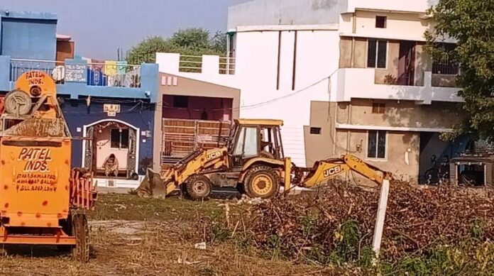 16 अवैध विकासकर्ताओं के विकास कार्यों में जिला प्रशासन का चला बुलडोजर