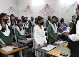 छात्राओं के लिए नववर्ष का पहला दिन रहेगा यादगार कलेक्टर ने पढाया कामर्स सब्जेक्ट छात्राओं के लिए नववर्ष का पहला दिन रहेगा यादगार कलेक्टर ने पढाया कामर्स सब्जेक्ट