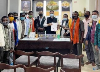 वन अधिकार मान्यता पत्र की मांग को लेकर ग्रामीणों ने संसदीय सचिव से की मुलाकात वन अधिकार मान्यता पत्र की मांग को लेकर ग्रामीणों ने संसदीय सचिव से की मुलाकात