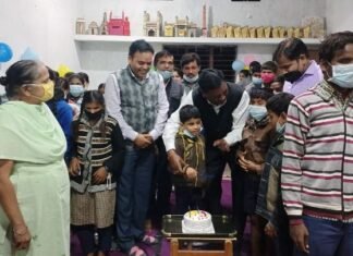 फॉर्चून नेत्रहीन विद्यालय के बच्चों के साथ मनाया नववर्ष कलेक्टर सिंह ने फॉर्चून नेत्रहीन विद्यालय के बच्चों के साथ मनाया नववर्ष कलेक्टर सिंह ने