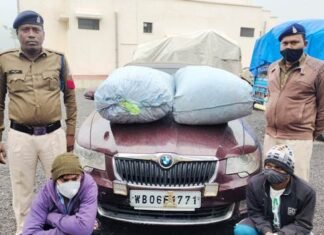 लग्जरी कार में 10 लाख रुपए का गांजा बरामद इस मामले में MP के दो युवक गिफ्तार लग्जरी कार में 10 लाख रुपए का गांजा बरामद इस मामले में MP के दो युवक गिफ्तार