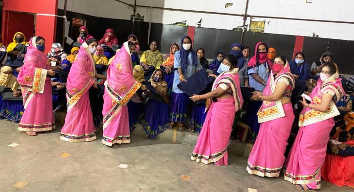 सफाई मित्रों का सम्मान कम्बल भेंट कर माहेश्वरी महिला संगठन ने किया