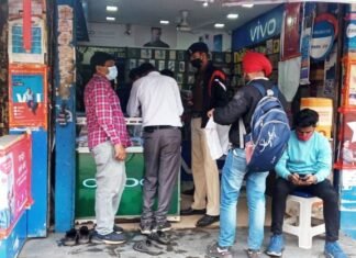 बिना मास्क के वाहन चालकों व् दुकानदारों पर की गई चालानी कार्रवाई बिना मास्क के वाहन चालकों व् दुकानदारों पर की गई चालानी कार्रवाई