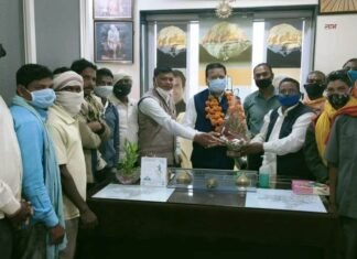 गुड़रुडीह में खुली राशन की दुकान ग्रामीणों ने संसदीय सचिव का जताया आभार गुड़रुडीह में खुली राशन की दुकान ग्रामीणों ने संसदीय सचिव का जताया आभार