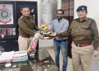 भारतीय पुलिस सेवा पर चयन होने पर आकाश को SP विवेक शुक्ला ने दी बधाई भारतीय पुलिस सेवा पर चयन होने पर आकाश को SP विवेक शुक्ला ने दी बधाई