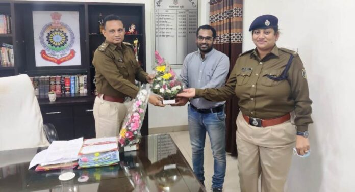 भारतीय पुलिस सेवा पर चयन होने पर आकाश को SP विवेक शुक्ला ने दी बधाई