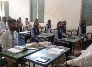 मूल्य वृद्धि का पाठ पढ़ाया कलेक्टर सिंह ने,छात्रों ने भी पूछे रोचक सवाल मूल्य वृद्धि का पाठ पढ़ाया कलेक्टर सिंह ने,छात्रों ने भी पूछे रोचक सवाल