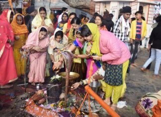 राजिम में माघी पुन्नी मेला आज,त्रिवेणी संगम में स्नान के लिए श्रद्धालुओ की रही भीड़ राजिम में माघी पुन्नी मेला आज,त्रिवेणी संगम में स्नान के लिए श्रद्धालुओ की रही भीड़