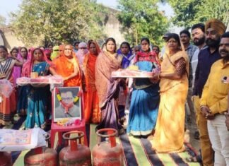दीनदयाल उपाध्याय की पुण्यतिथि पर 201 महिला को उज्जवला गैस वितरित दीनदयाल उपाध्याय की पुण्यतिथि पर 201 महिला को उज्जवला गैस वितरित