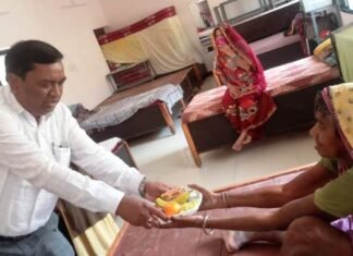 वृद्धाश्रम में बुजुर्गों से किया मुलाकात कलेक्टर सिंह ने वृद्धाश्रम में बुजुर्गों से किया मुलाकात कलेक्टर सिंह ने