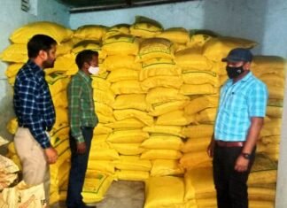 जिला स्तरीय निरीक्षण टीम को उर्वरकों के विक्रय में मिली गड़बड़ी,दुकानें हुई सील जिला स्तरीय निरीक्षण टीम को उर्वरकों के विक्रय में मिली गड़बड़ी,दुकानें हुई सील