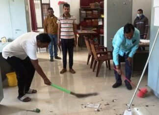 शासकीय कार्यालय में चला गया विशेष सफाई अभियान,कलेक्टर ने भी लगाया झाड़ू शासकीय कार्यालय में चला गया विशेष सफाई अभियान,कलेक्टर ने भी लगाया झाड़ू