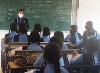 जिला अधिकारी स्कूलों में ले रहे है क्लास SDM ने पढ़ाया छात्रों को कैरियर का पाठ जिला अधिकारी स्कूलों में ले रहे है क्लास SDM ने पढ़ाया छात्रों को कैरियर का पाठ