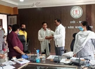 जिला कोषालय विभाग उत्कृष्ट सफाई के लिए हुआ सम्मानित जिला कोषालय विभाग उत्कृष्ट सफाई के लिए हुआ सम्मानित