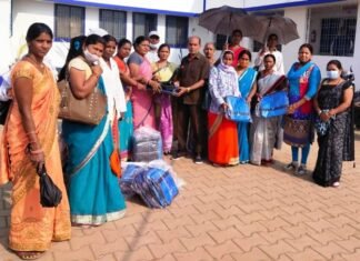 मितानिनों को छाता एवं बैग का किया गया वितरण मितानिनों को छाता एवं बैग का किया गया वितरण