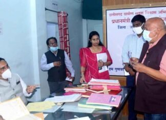 कमिश्नर व् कलेक्टर ने जिला मुख्यालय के विभिन्न कार्यालयों का किया निरीक्षण कमिश्नर व् कलेक्टर ने जिला मुख्यालय के विभिन्न कार्यालयों का किया निरीक्षण