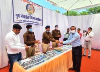 गुम हुए 101 मोबाईल को SP शुक्ला ने सौपा मोबाईल धारको को गुम हुए 101 मोबाईल को SP शुक्ला ने सौपा मोबाईल धारको को