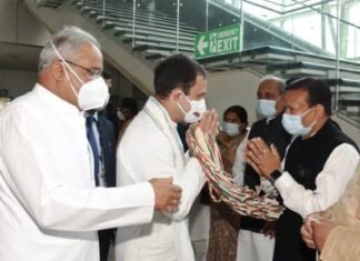 एयरपोर्ट में राहुल गांधी का किया आत्मीय स्वागत संसदीय सचिव विनोद ने एयरपोर्ट में राहुल गांधी का किया आत्मीय स्वागत संसदीय सचिव विनोद ने