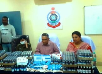 प्रतिबंधित नशीली टेबलेट व कोडीन युक्त सिरप के साथ 03 आरोपी गिरफ्तार प्रतिबंधित नशीली टेबलेट व कोडीन युक्त सिरप के साथ 03 आरोपी गिरफ्तार