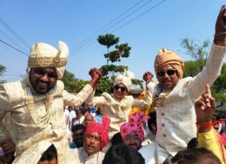 रजत,विजय,सुषमा व् संयम दीक्षा अंगीकार परमात्मा के पथ के पथिक बनेगे रजत,विजय,सुषमा व् संयम दीक्षा अंगीकार परमात्मा के पथ के पथिक बनेगे