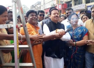 ट्रैफिक सिग्नल का संसदीय सचिव व् नपाध्यक्ष ने किया शुभारंभ शहर में लगे ट्रैफिक सिग्नल का संसदीय सचिव व् नपाध्यक्ष ने किया शुभारंभ