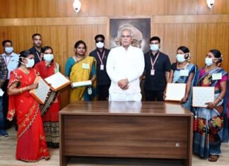 बजट का ब्रीफकेस बनाने वाली महिलाओं को CM बघेल ने किया सम्मानित बजट का ब्रीफकेस बनाने वाली महिलाओं को CM बघेल ने किया सम्मानित