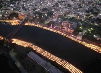 उज्जैन शहर महाशिवरात्रि के पावन पर्व में दीप प्रज्जवलन का बनाया नया रिकार्ड उज्जैन शहर महाशिवरात्रि के पावन पर्व में दीप प्रज्जवलन का बनाया नया रिकार्ड