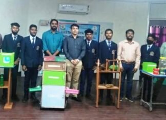 जिला पंचायत CEO ने छात्रों को पढ़ाया विज्ञान व भौतिक शास्त्र जिला पंचायत CEO ने छात्रों को पढ़ाया विज्ञान व भौतिक शास्त्र