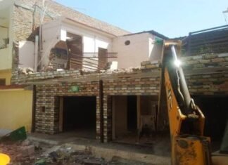 एंटी माफिया अभियान के तहत अवैध मकान बुल्डोजर से हुआ ध्वस्त एंटी माफिया अभियान के तहत अवैध मकान बुल्डोजर से हुआ ध्वस्त