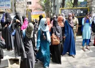 हिजाब मामले में कर्नाटक हाईकोर्ट ने याचिकाओं को किया खारिज हिजाब मामले में कर्नाटक हाईकोर्ट ने याचिकाओं को किया खारिज