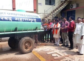 वाॅटर स्प्रिंकलर टेंकर से होगा प्रतिदिन पानी का छिड़काव शहर को धूल रहित रखने वाॅटर स्प्रिंकलर टेंकर से होगा प्रतिदिन पानी का छिड़काव शहर को धूल रहित रखने