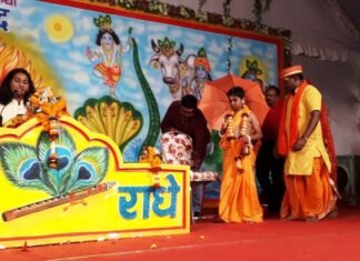 कृष्ण जन्मोत्सव में दादाबाड़ा आज बन गया गोकुल नगरी झूम झूम कर नाचने लगे श्रद्धालु कृष्ण जन्मोत्सव में दादाबाड़ा बन गया गोकुल नगरी,झूम झूम कर नाचने लगे श्रद्धालु