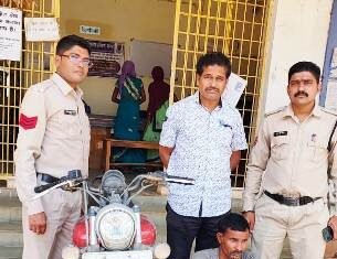 उठाईगीर नट गिरोह का मुख्य सरगना पुलिस के हत्थे चढ़ा कई स्थानों पर वारदात को दिया था अंजाम उठाईगीर नट गिरोह का मुख्य सरगना पुलिस के हत्थे चढ़ा
