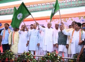 60 मोबाईल मेडिकल यूनिट को मुख्यमंत्री बघेल ने दिखाई हरी झण्डी 60 मोबाईल मेडिकल यूनिट को मुख्यमंत्री बघेल ने दिखाई हरी झण्डी