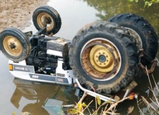 नाला में ट्रेक्टर पलटने की वजह से एक युवक की हुई मौत,दो ने कूदकर बचाई जान नाला में ट्रेक्टर के पलटने की वजह से एक युवक की हुई मौत