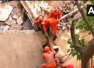 निर्माणाधीन इमारत के गिरने से दो की मौत तीन घायल,दिल्ली के सत्य निकेतन इलाके में निर्माणाधीन इमारत के गिरने से दो की मौत तीन घायल