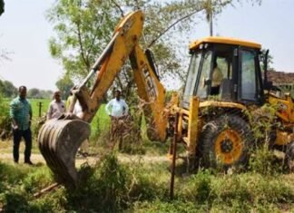 राष्ट्रीय राजमार्ग से लगी सरकारी जमीन हिस्ट्रीशीटर के कब्जे से हुआ मुक्त गुरैयाघाट में राष्ट्रीय राजमार्ग से लगी सरकारी जमीन हिस्ट्रीशीटर के कब्जे से हुआ मुक्त गुरैयाघाट में