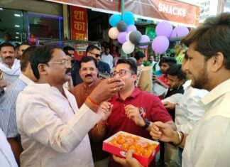 कार्यकर्ताओं ने लड्डू से तौलकर किया स्वागत मंत्री अमरजीत भगत का कार्यकर्ताओं ने लड्डू से तौलकर किया स्वागत मंत्री अमरजीत भगत का