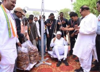 चंद्रनाहू समाज ने 36गढ़ी व्यंजन अईरसा से वजन कर किया गया स्वागत CM बघेल का चंद्रनाहू समाज ने 36गढ़ी व्यंजन अईरसा से वजन कर किया गया स्वागत CM बघेल का