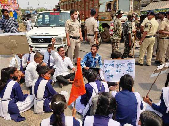 आत्मानंद स्कूल के विरोध नहीं,आदर्श स्कूल की बलि चढ़ाए जाने के विरोध में हैं ABVP