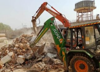 हाईकोर्ट की कार्यवाही व् स्थगन आदेश को जिला प्रशासन ने किया दरकिनार हाईकोर्ट की कार्यवाही व् स्थगन आदेश को जिला प्रशासन ने किया दरकिनार