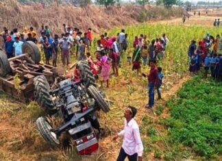 ट्रैक्टर अनियंत्रित होकर पलटी चार मृत,07 लोग हुए घायल ट्रैक्टर अनियंत्रित होकर पलटी चार मृत,07 लोग हुए घायल