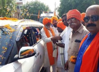 पंज प्यारे व् गुरु ग्रंथ साहिब का पुष्पवर्षा से किया स्वागत नपाध्यक्ष ने पंज प्यारे व् गुरु ग्रंथ साहिब का पुष्पवर्षा से किया स्वागत नपाध्यक्ष ने