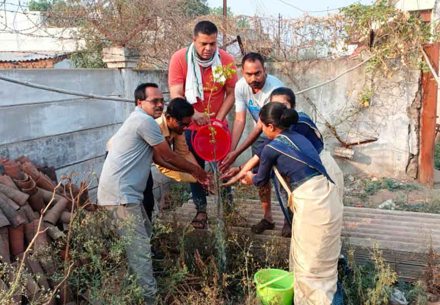 मिशन 90 डेज: पहले दिन शहर के 14 स्थानों पर लगे पौधों को मिला पानी