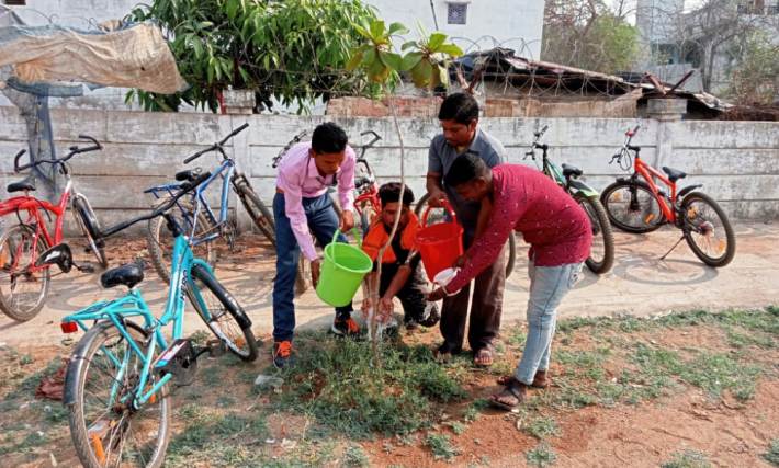 मिशन 90 डेज: पहले दिन शहर के 14 स्थानों पर लगे पौधों को मिला पानी