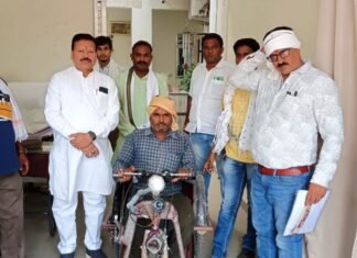 दिव्यांग चेतन को मोटराइज्ड ट्राईसाइकिल वितरित की संसदीय सचिव ने दिव्यांग चेतन को मोटराइज्ड ट्राईसाइकिल वितरित की संसदीय सचिव ने