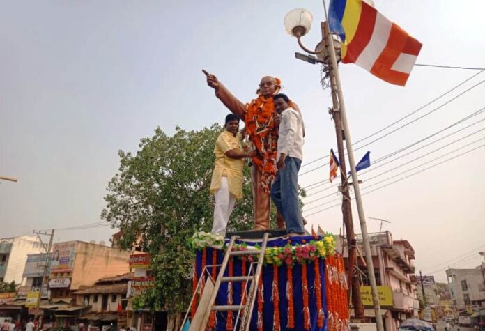 महासमुंद। सामाजिक बुराइयों से लड़ने में न्यायविद के समर्पण को याद करना ही जयंती है, उक्त बाते भारत के पहले कानून मंत्री डॉ भीमराव अंबेडकर की जयंती के मौके पर नगर