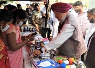 केन्द्रीय मंत्री हरदीप सिंह ने बिहान समूह की महिलाओं द्वारा उत्पादित सामग्रियां देखी