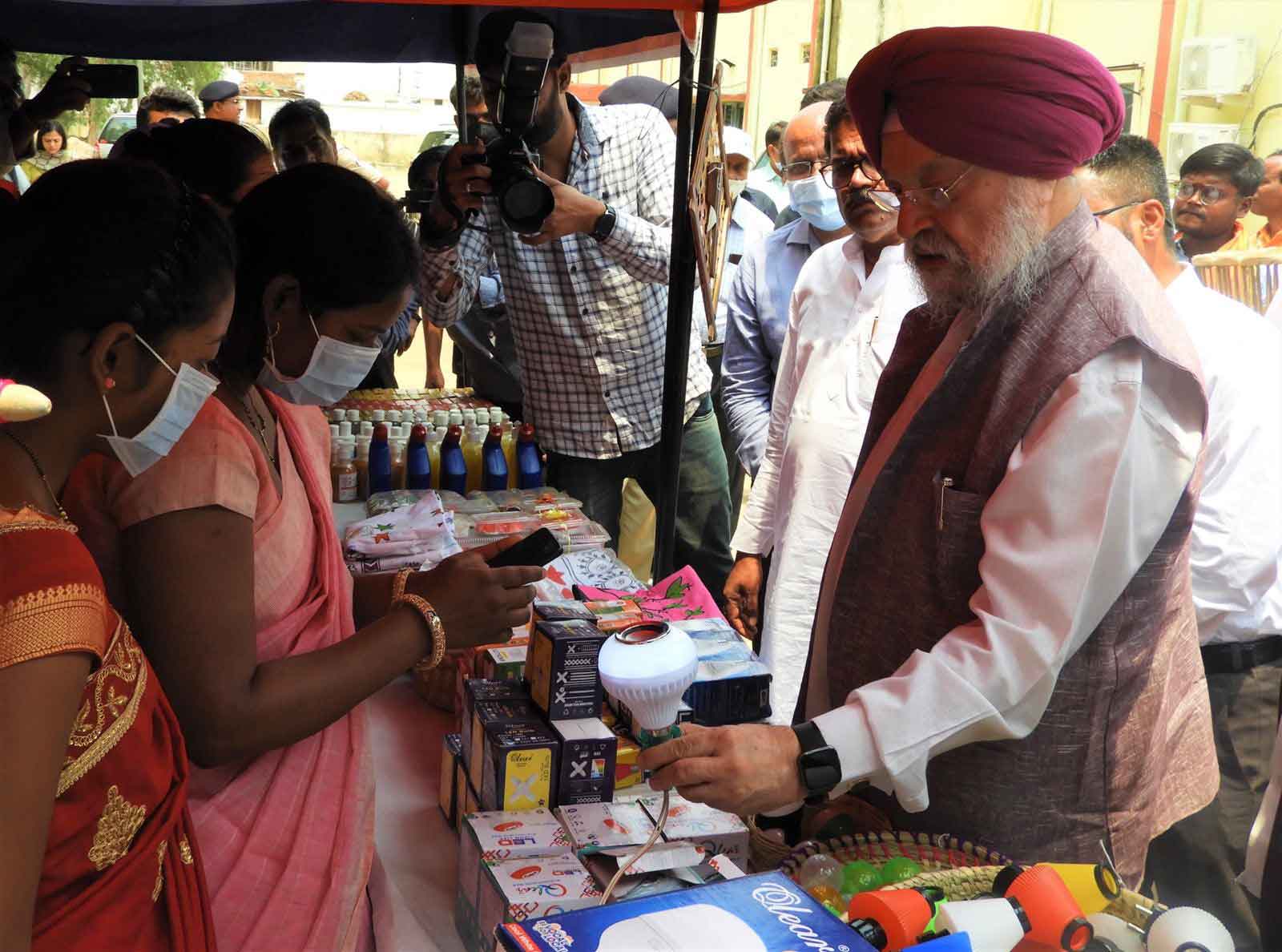 केन्द्रीय मंत्री हरदीप सिंह ने बिहान समूह की महिलाओं द्वारा उत्पादित सामग्रियां देखी